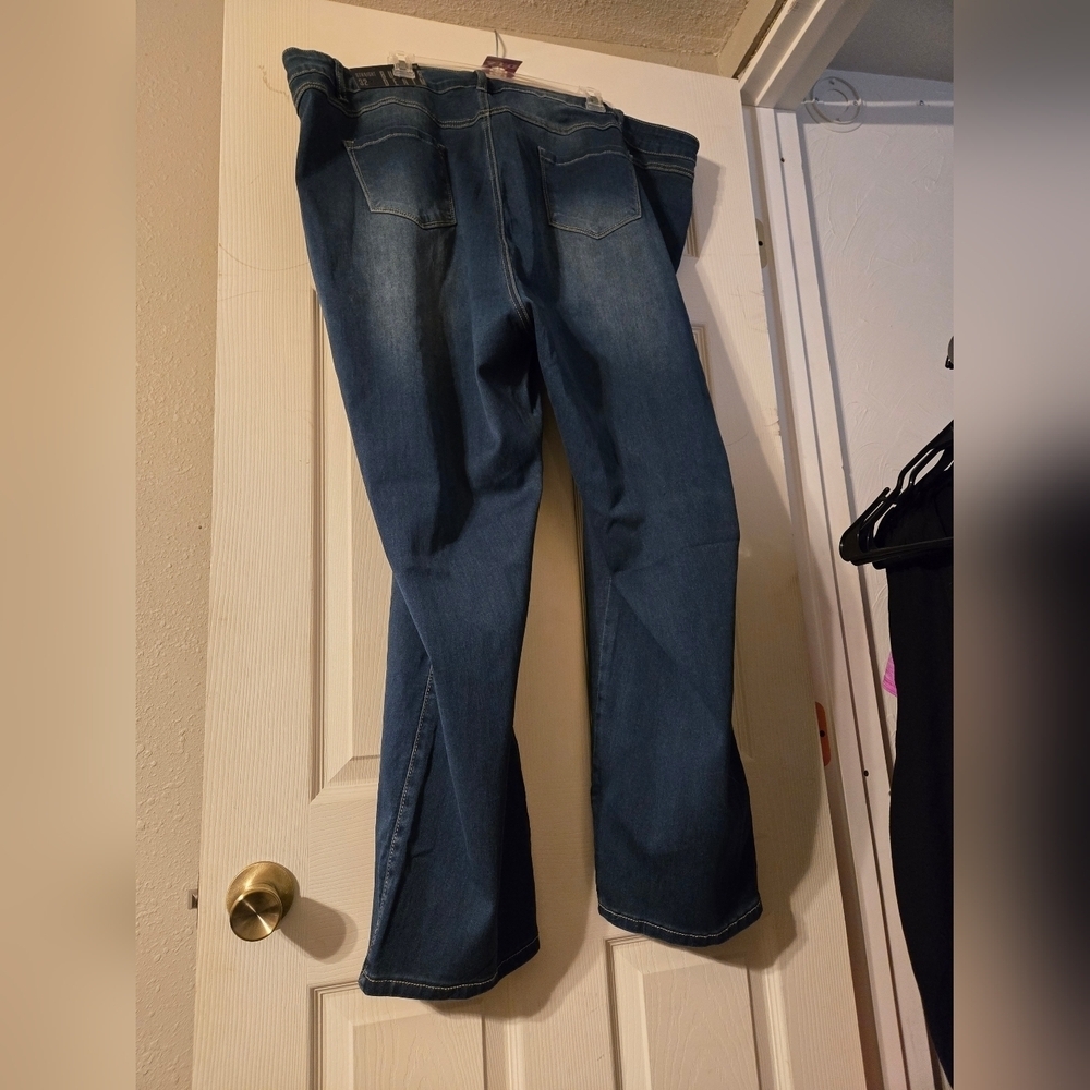 Avenue Butter Denim Straight Leg Med Wash Jeans - 32A - Picture 4 of 5